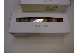 Scan覆面座談会参加者の先生方には編集長上野からピエール・エルメの菓子が手土産として配られました