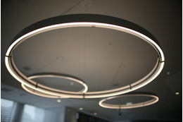 天井の中央に円形LED照明