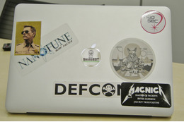 名刺交換後、柳下氏のノートPCのステッカーを接写。DEF CON やShinoBOTなどに混じって、ケビン・ベーコン主演の映画「コップカー」のステッカーが。。
