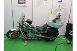 Ku帯の衛星アンテナを搭載したバイク。機動性に優れたバイクで被災地に入って通信網を確立する