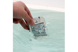 水やほこり、雪、砂などからiPhone 5を守るIPX7準拠の防水ケースを販売開始(サンコー) 画像