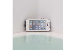 バスルームでの利用イメージ（iPhone 5は別売）