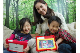 LGキッズタブレット韓国の家電メーカーは、2012年から幼児向けタブレットPCを次々発売している。LG電子のキッズタブレットはインターネットにつながらない学習目的の7インチタブレットPC。シリコンカバーをつけてあり、子どもがPCを落としても、踏んでも、壊れないのが特徴