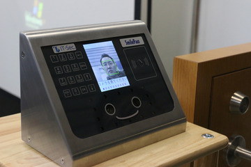 企業の勤怠管理にも活用できる3次元顔認証システムを展示(アイティ・セック) 画像