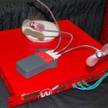 ブースに展示されていた“赤い箱”。アプライアンスの上のノベルティは、USBポートで使用可能なミニ扇風機だ