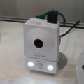 写真はSONYのSNC-CX600W。ワイヤレス接続も可能なHD画質のネットワークカメラだ。