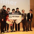 優勝チーム「TOEFL Beginner」を祝福するSECCON実行委員の佐々木良一 東京電機大学 教授