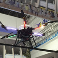 ALSOKブースの飛行ロボット（ドローン）。ZionFH940がベースとなっており、幅140cm、高さ45cmとかなりの大きさだ。