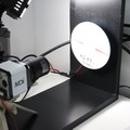 高速回転するCDを「グローバルシャッター」搭載カメラで撮影するデモ展示の様子