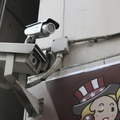 商店やオフィスビルなど民間設置の防犯カメラもかなりの数を確認できた