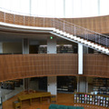 学生が利用する図書館。美しい建築です