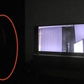 「SNC-VM772R」が持つ低照度撮影能力のデモ。肉眼ではハッキリと確認できない場所（丸囲み部分）にいる人も「SNC-VM772R」なら映し出すことができる（撮影：編集部）