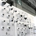 「SECURITY SHOW 2016」のパナソニックブースに展示されていた同社のネットワークカメララインナップ。4月以降に出荷される製品には新たな対策が反映されているとのこと（撮影：防犯システム取材班）