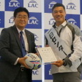 委嘱式での山田章仁選手（右）と西本逸郎氏（左）