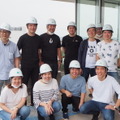 工事中のオフィスに見学に訪れた株式会社クラフスタッフ。後列左から3番目が代表の藤崎