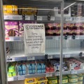 2025年5月：マンチェスターのコープ店舗が、棚の在庫が半減している状況下で食品の供給不足を警告