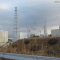免震重要棟裏より2・3号機原子炉建屋を臨む（1月9日撮影）