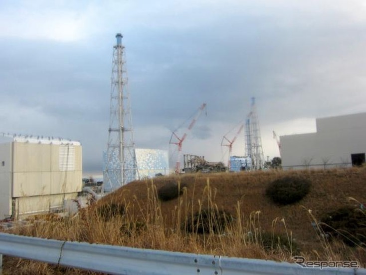 東京電力福島第一原子力発電所。免震重要棟裏より2、3号機原子炉建屋を臨む（1月10日）