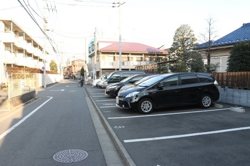 最初の不審火事件が発生した現場付近。周辺には2箇所の防犯カメラを確認できた