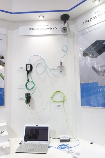 今回展示された日本テレガートナーによる「RJ45サージプロテクションデバイス（SPD）」を組み込んだIPカメラソリューション