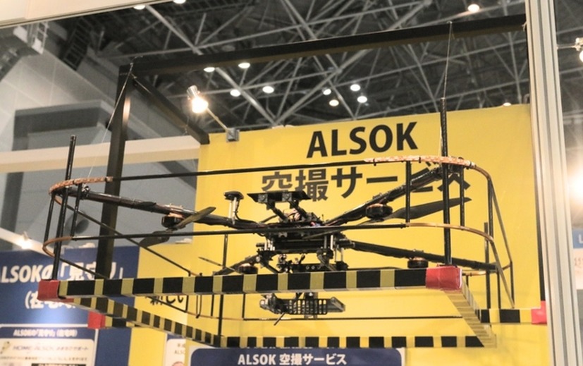 ALSOKの「空撮サービス」で使われる飛行ロボット。自動で離着陸し、あらかじめ設定した飛行ルートを自動で飛ぶことも可能だ