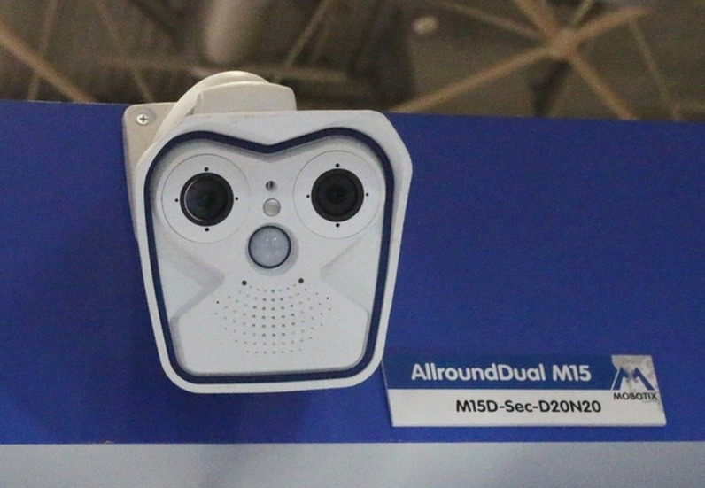 ロボット兵士の顔のような印象を持つ「AllroundDual Camera M15」