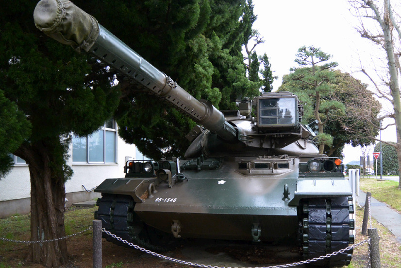 構内に展示されていた74式戦車