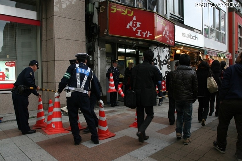 東日本大震災による揺れで外壁が崩れ落ちた築年数が古いビル。震災発生後、30分後にはすでに警察官が駆けつけ、交通整理を行っていた（撮影：防犯システム取材班）