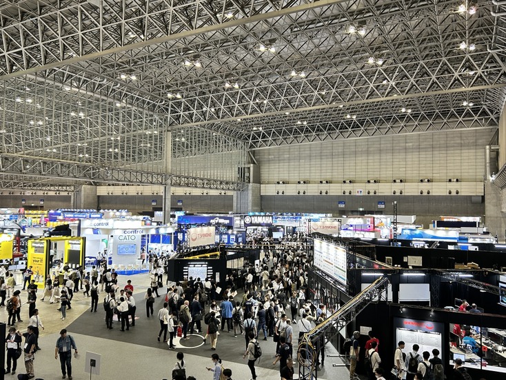 Interop Tokyo 2024 会場俯瞰（写真右手は会場内にネットワークを構築する「ShowNet」プロジェクト）