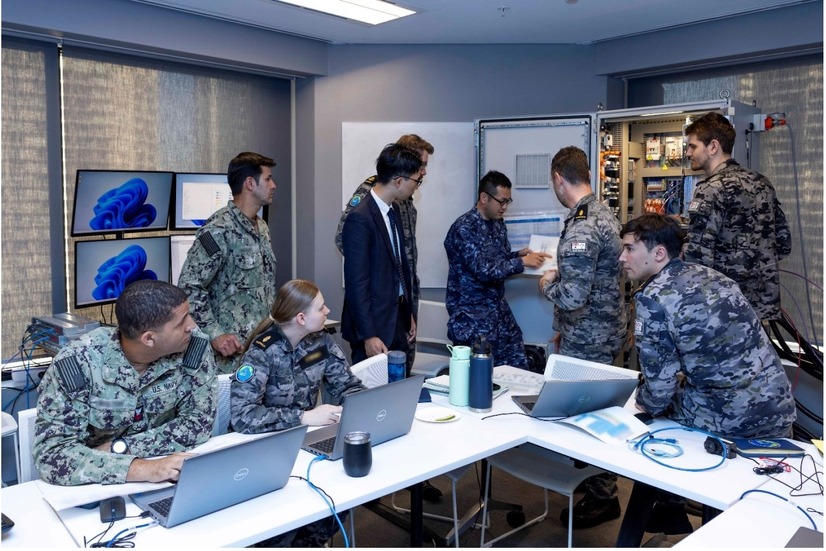 日米豪３カ国で共同して課題に取り組む様子