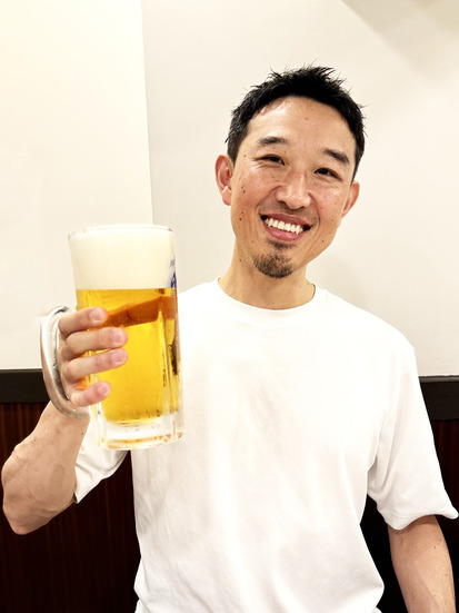 浅草の神谷バーでデンキブランを飲む前のまだ元気な編集長