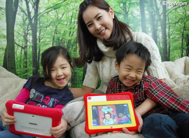 LGキッズタブレット韓国の家電メーカーは、2012年から幼児向けタブレットPCを次々発売している。LG電子のキッズタブレットはインターネットにつながらない学習目的の7インチタブレットPC。シリコンカバーをつけてあり、子どもがPCを落としても、踏んでも、壊れないのが特徴