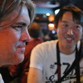 手前が Codenomicon社の社長Davidさんだよ。奥の顔の赤いのが、遅刻してきたにも関わらずインタビューを盛り上げた、編集長の上野なんだにゃー