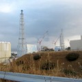 東京電力福島第一原子力発電所。免震重要棟裏より2、3号機原子炉建屋を臨む（1月10日）