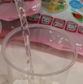 ブースでは、実際に吸収剤が入れたコップに水を注ぐというデモ展示を行っていた（撮影：編集部）