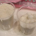 写真右のように気がつけば水分がなくなり、プルプルに膨らんだ吸収剤が残る。写真左は水を含ませて数時間経った吸収剤の様子。触ってみたがとってもサラサラしていた（撮影：編集部）