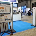 同社ブースで展示されていた万引き防止ゲート「WaveGate」。従来品よりも小型でありながら、UHF帯を使っていることで検知範囲が広がっている（撮影：防犯システム取材班）