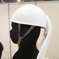 ヘルメットとしての着用例。重さは約1.15kg（撮影：防犯システム取材班）