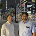 東京タワーの夜景を背景にたたずむ「あつまれ！X.1060ピーポー」に登壇する武井氏(左)と「あつまれ！セキュリティ運用ピーポー」に登壇する井上氏(右)