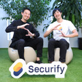 ハンドサインは Securify の「S」、（右）スリーシェイク 手塚氏、（左）ScanNetSecurity 上野