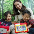 LGキッズタブレット韓国の家電メーカーは、2012年から幼児向けタブレットPCを次々発売している。LG電子のキッズタブレットはインターネットにつながらない学習目的の7インチタブレットPC。シリコンカバーをつけてあり、子どもがPCを落としても、踏んでも、壊れないのが特徴