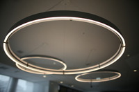 天井の中央に円形LED照明