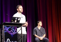 （左手前）アーロン・レヴィヴ氏、（右奥）ネタネール・ベン・サイモン氏