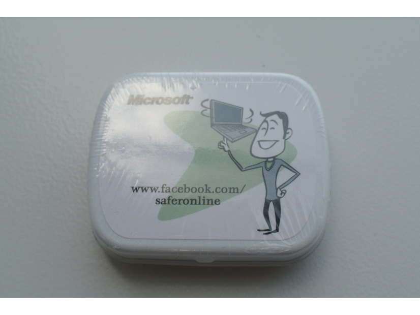 Microsoftのミント菓子だよ。何味かは届いてからのおたのしみなんだニャー