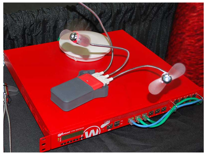 ブースに展示されていた“赤い箱”。アプライアンスの上のノベルティは、USBポートで使用可能なミニ扇風機だ