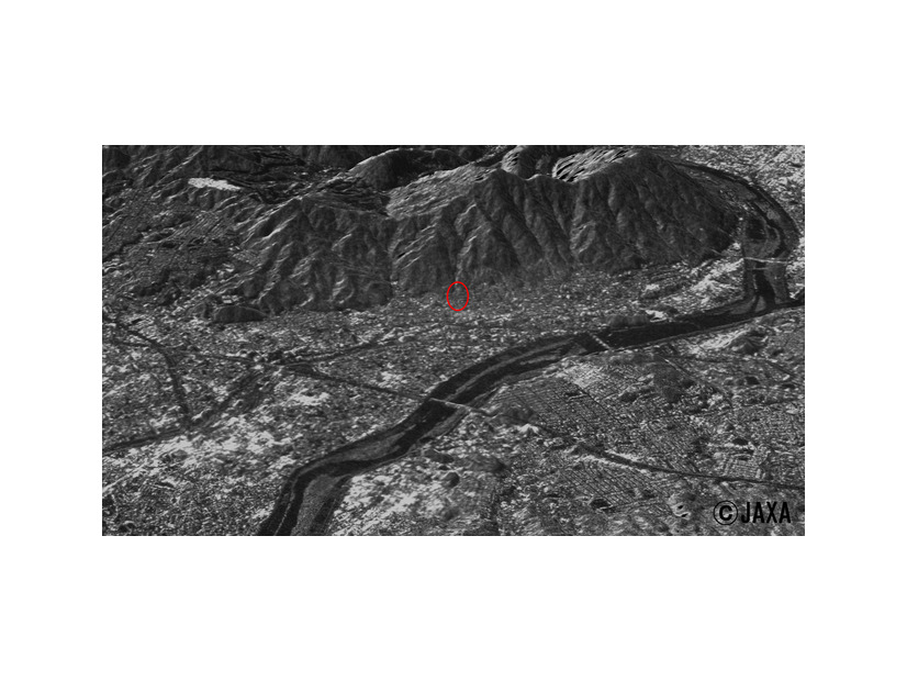 8月22日13時頃に「だいち2号」が観測した画像に、「だいち」が観測した三次元地形情報を重ねあわせて作成した鳥瞰図（※赤枠は発表画像に合わせて追加）
