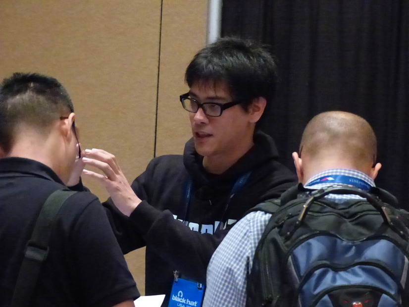 Black Hat USA 2014 で自作の標的型攻撃実証ツールの展示とデモを行う凌氏