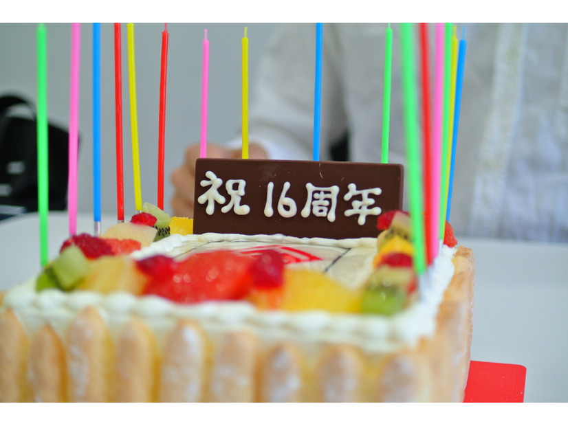 16本のロウソクを立てた創刊16周年記念バースデーケーキだよ
