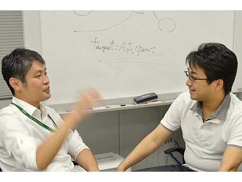 株式会社インターネットイニシアティブの松本智氏 (右) と 日本ネットワークインフォメーションセンターの岡田雅之氏 (左)