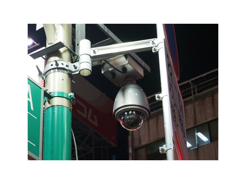 歌舞伎町地区に設置された警察のドームカメラ。専用の制御ボックスとともに街灯の支柱に設置されている。